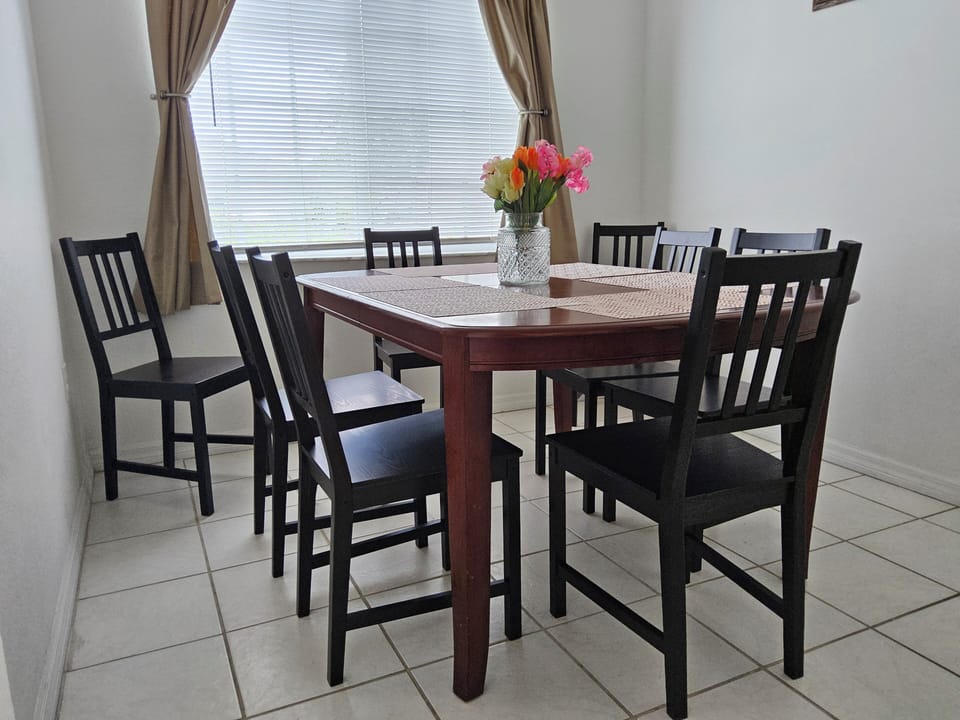 dining table seats 6, but with extensionplate in middle of table can seats 8