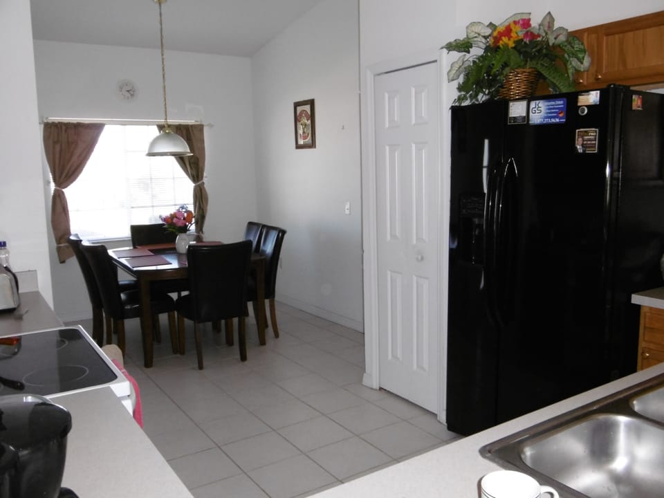 overview kitchen en dining area
