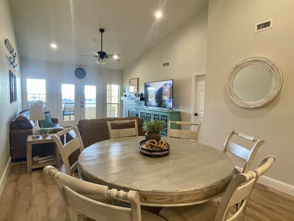 Dining area - big enough for 6, or more