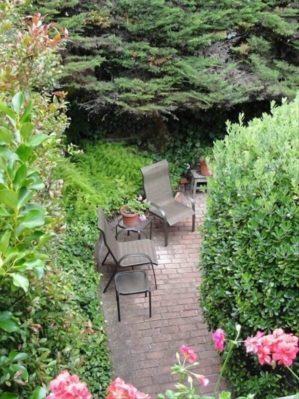 Private front garden patio -- enjoy morning coffee!







