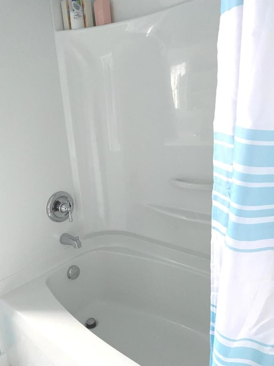 Bath/shower combo in Newly remodeled main bathroom