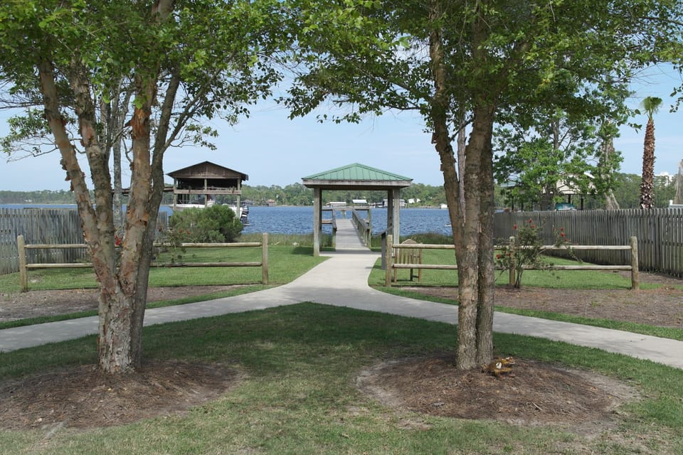 Small bay front park located one block from house