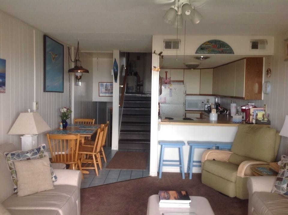 6 can be seated comfortably at dining table