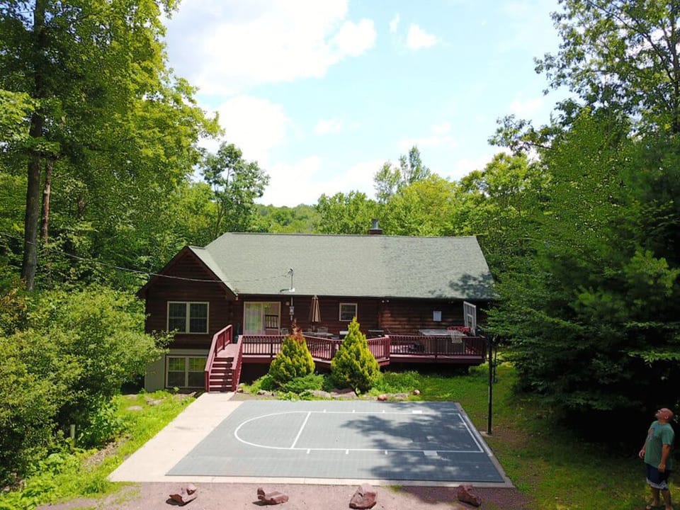 View Of The Cabin From Entrance. Check Out The New Basketball Court!