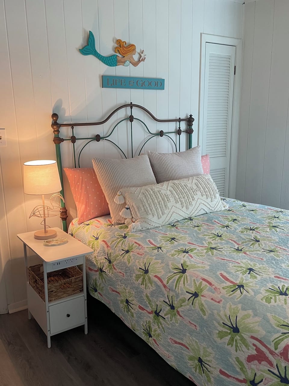 Master bedroom has a new QUEEN mattress and inviting bedding. 