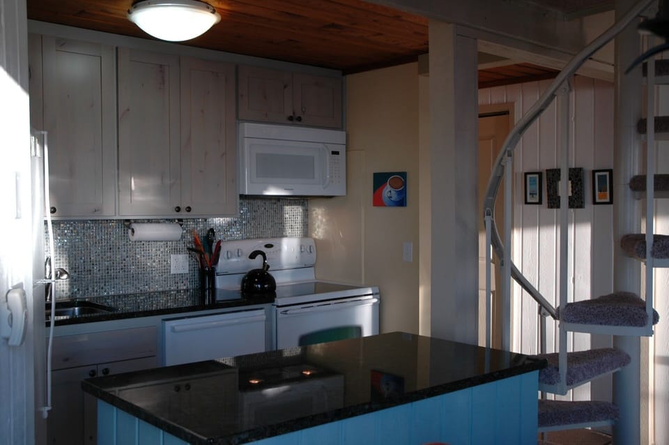 Morning light in the beautiful kitchen!