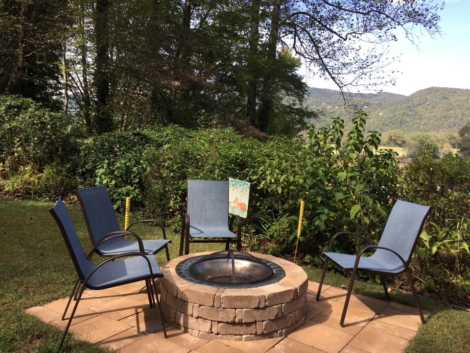 Fire Circle with Mountain View
Roasting Marshmallows....Smores!
