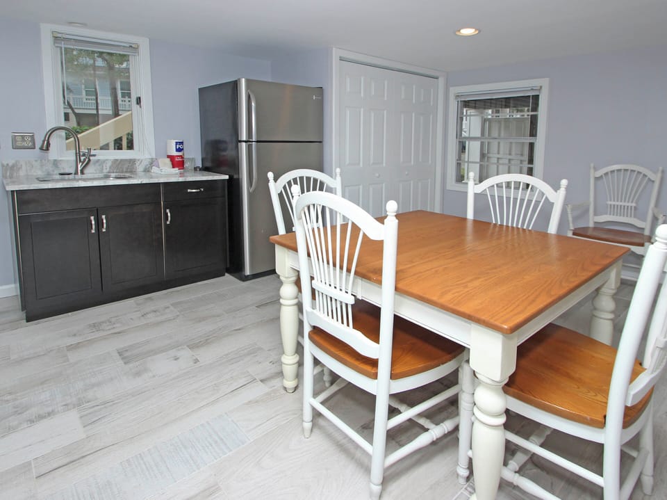 Kitchen/ wet bar area