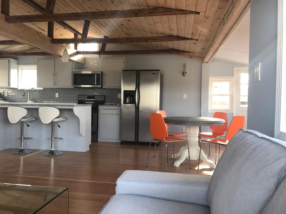 Water Front Summer Vacation Rental Cottage in Bristol