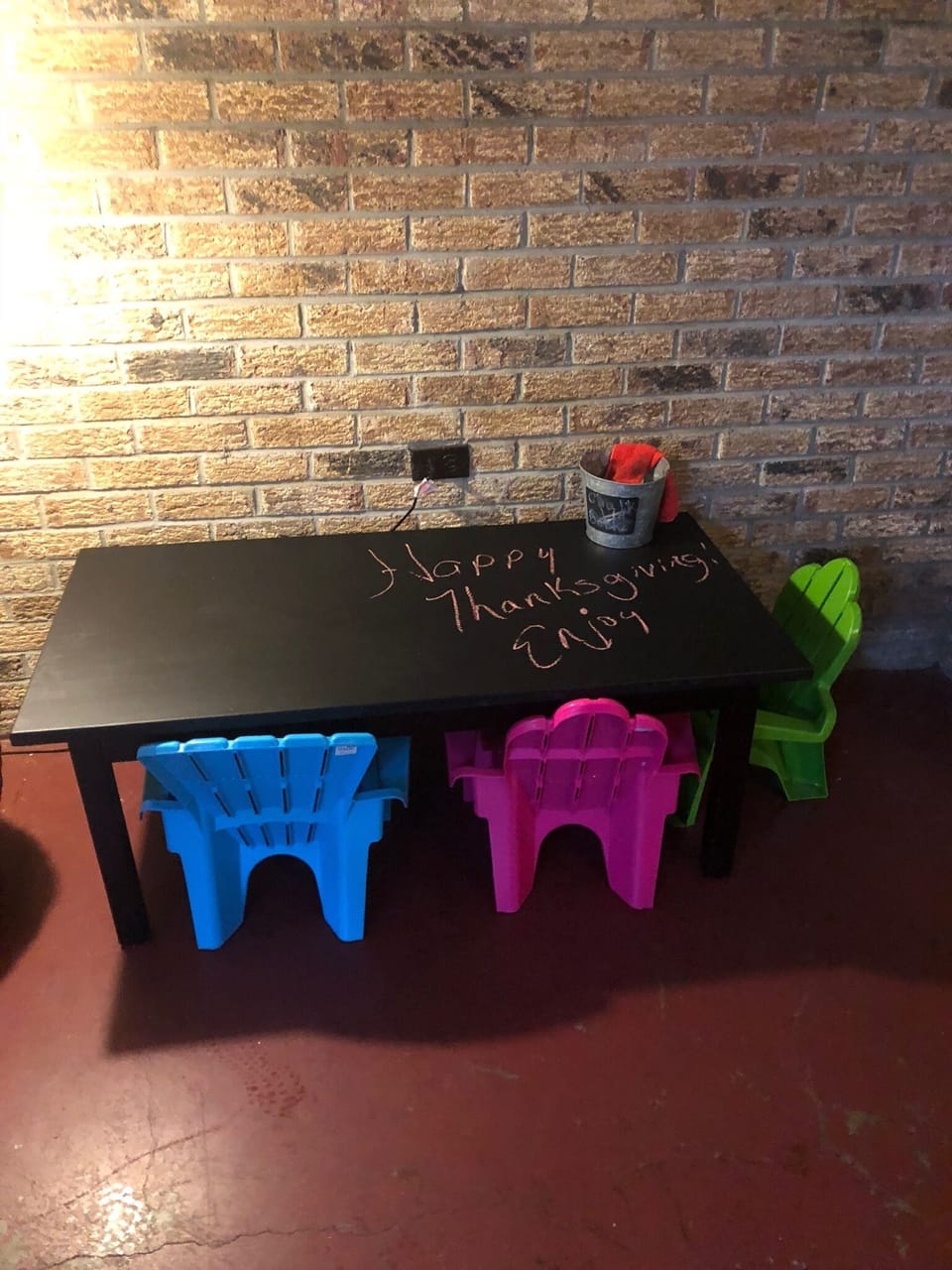 Kids corner with blocks, chalk for the table and other toys for the little ones.