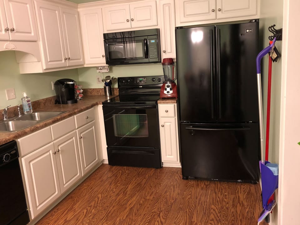Kitchen (dishwasher, stove, microwave, refrigerator, oven)