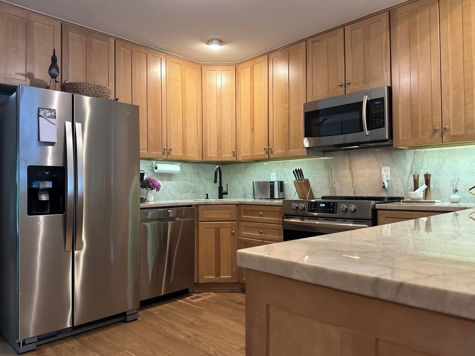 Kitchen and bar with great views of the lake. Keurig w/singles or full pot.
