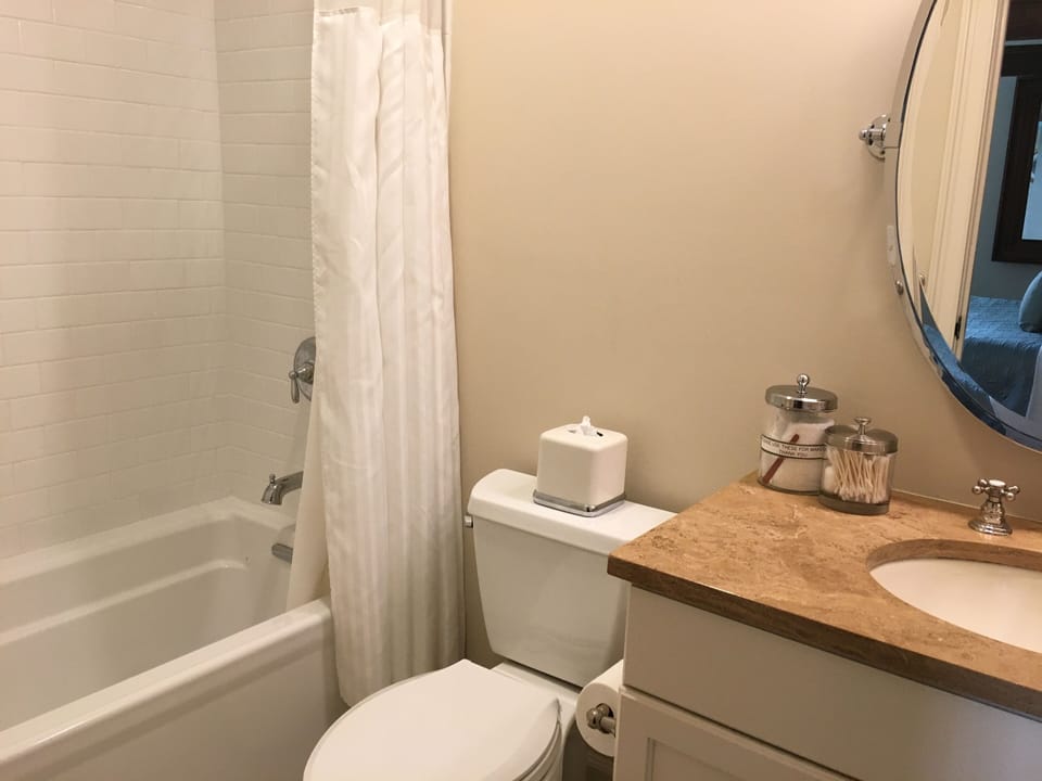 En suite bathroom with Tub/Shower off back bedroom.