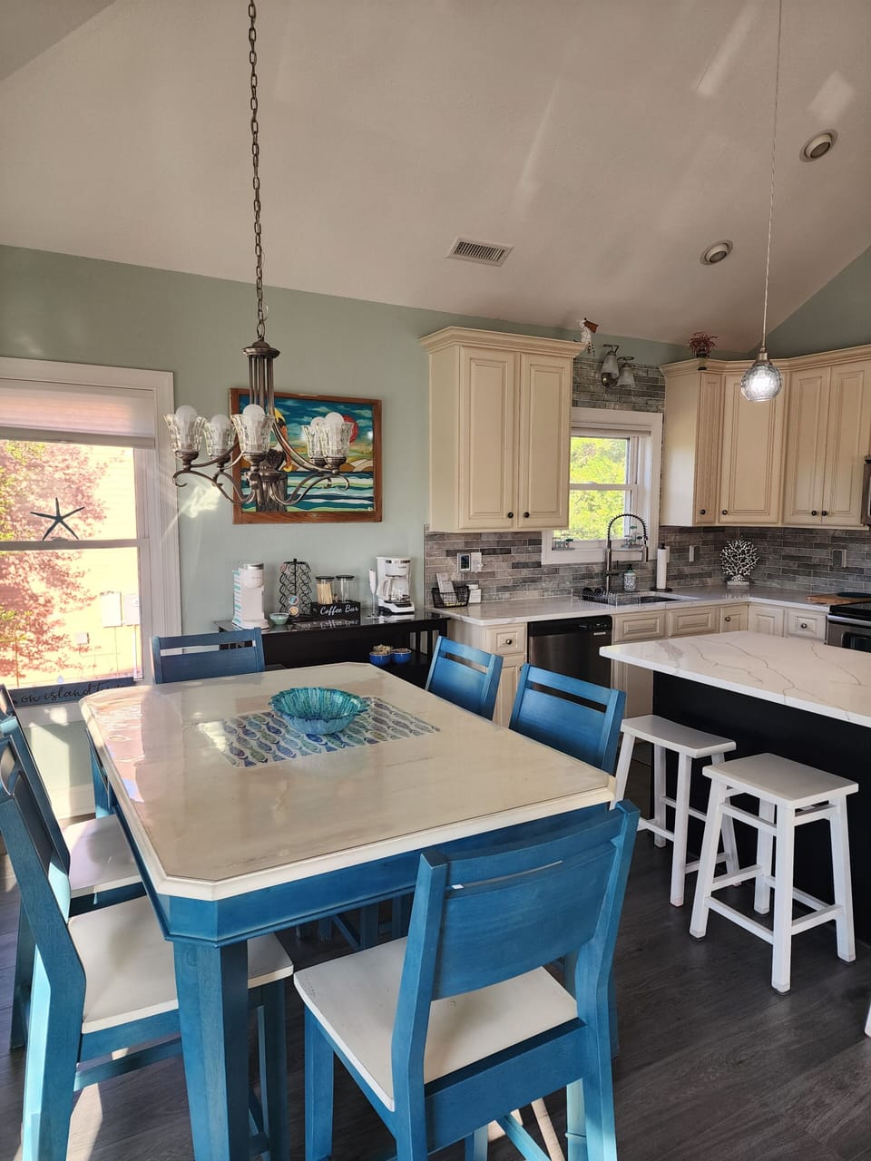 seating for 4 at island, six at dining table