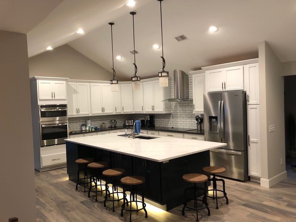 Kitchen w/ Quartz Island Seats 6