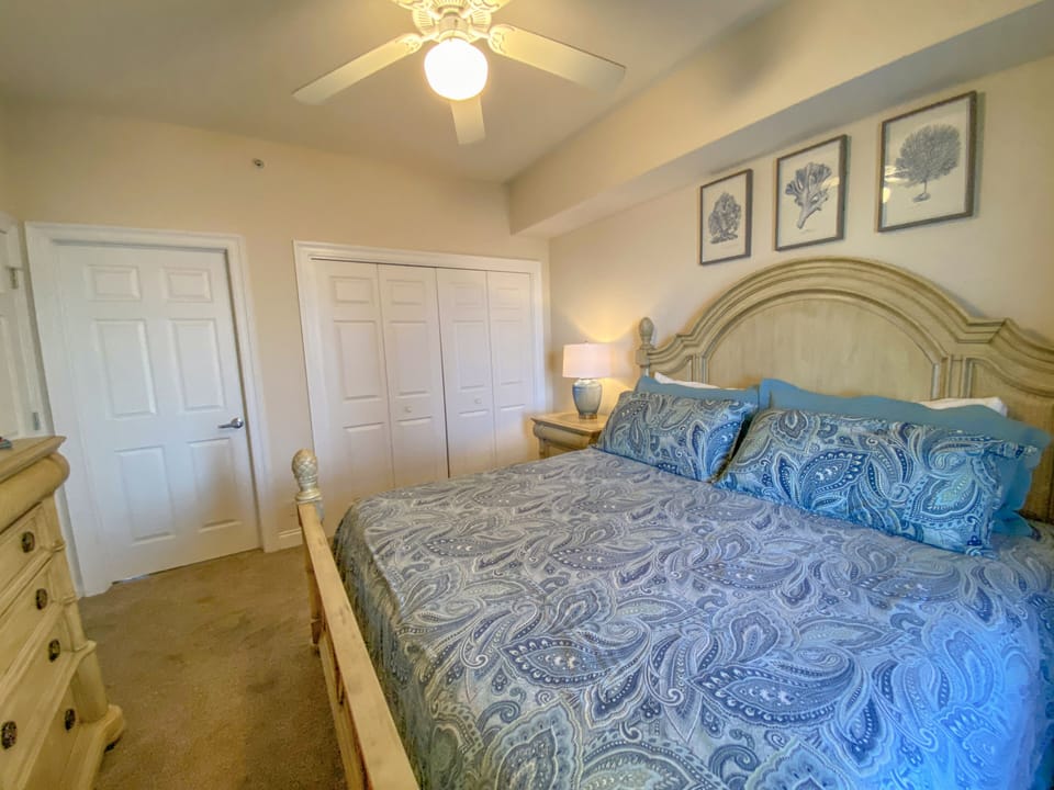 Second master bedroom with king bed & adjoining full bathroom 