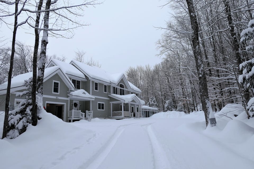 5 Bed Room, Indoor Pool, Hot-tub, walk to Sachem Lift, WBF, GBF in Library/Den
