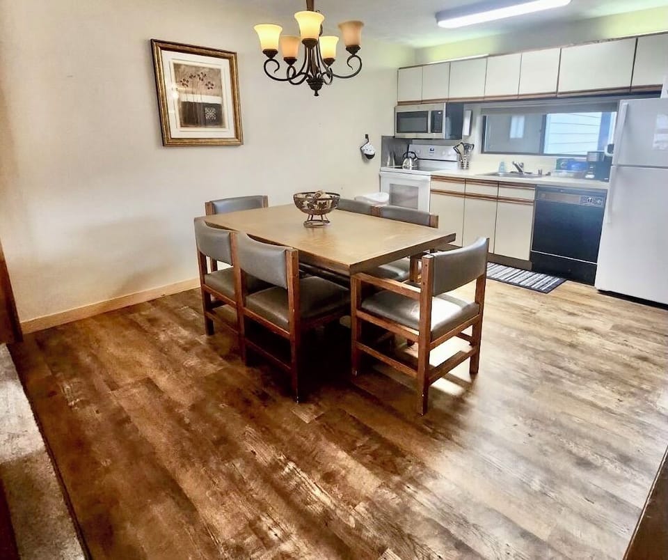 Breakfast, lunch or dinner anyone?  A nice full kitchen and great seating.