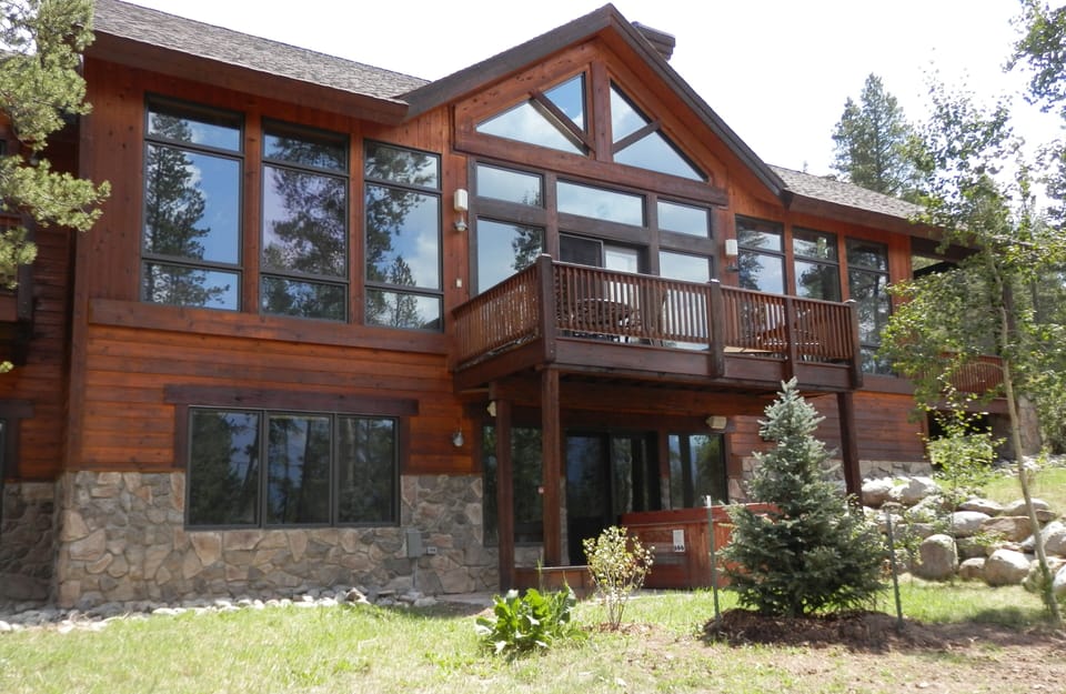 *****BULL FROG HOT TUB UNDER DECK FACING ALL OF THE SKI RUNS AND MOUNTAINS