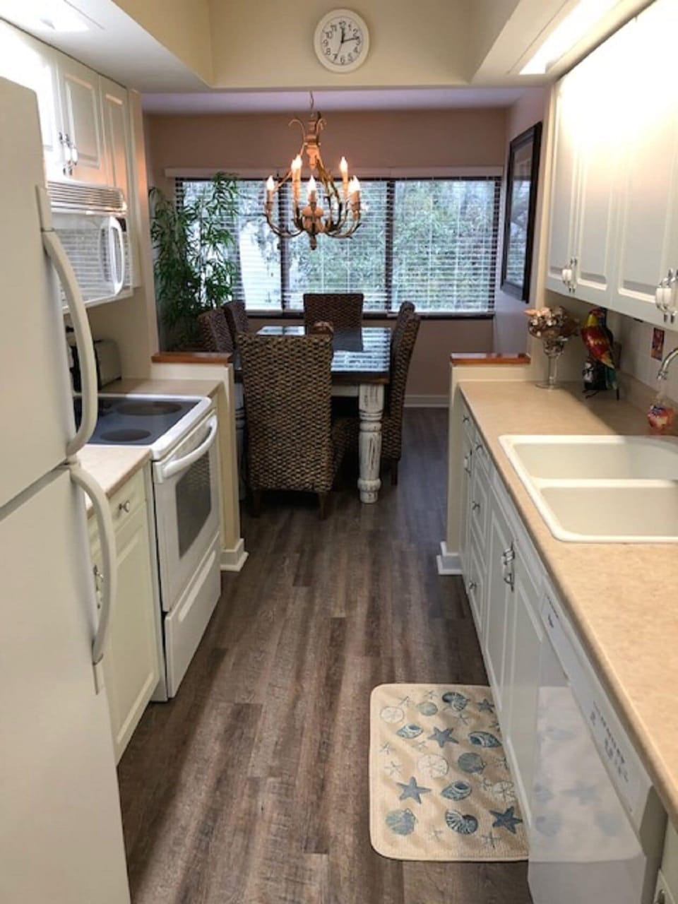 Kitchen leading into separate dining area/new floors/fully stocked