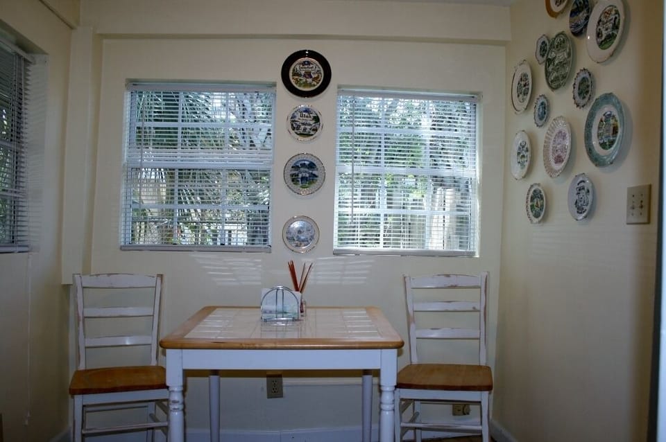 Breakfast room, off of screened porch