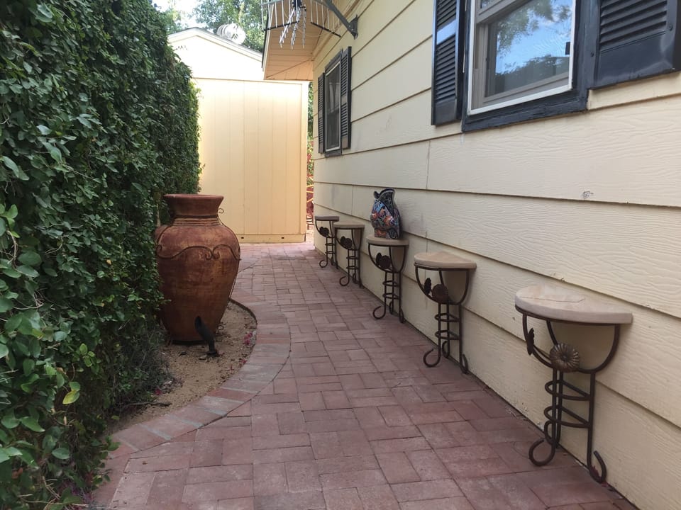 Side courtyard walkway leading to Guest Suite