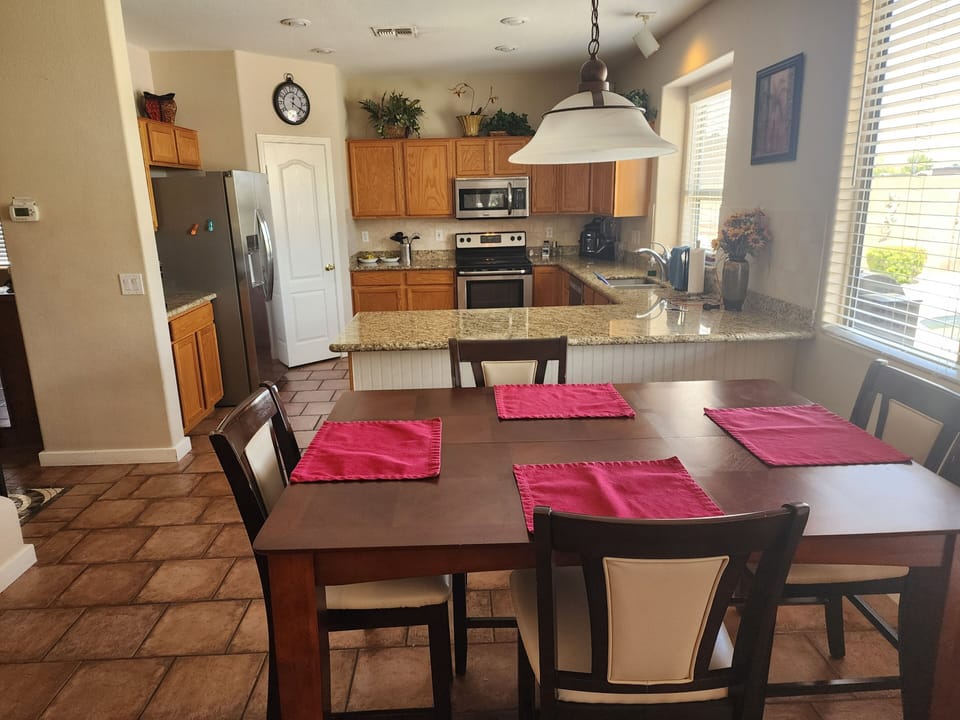 Dining area with expandable table