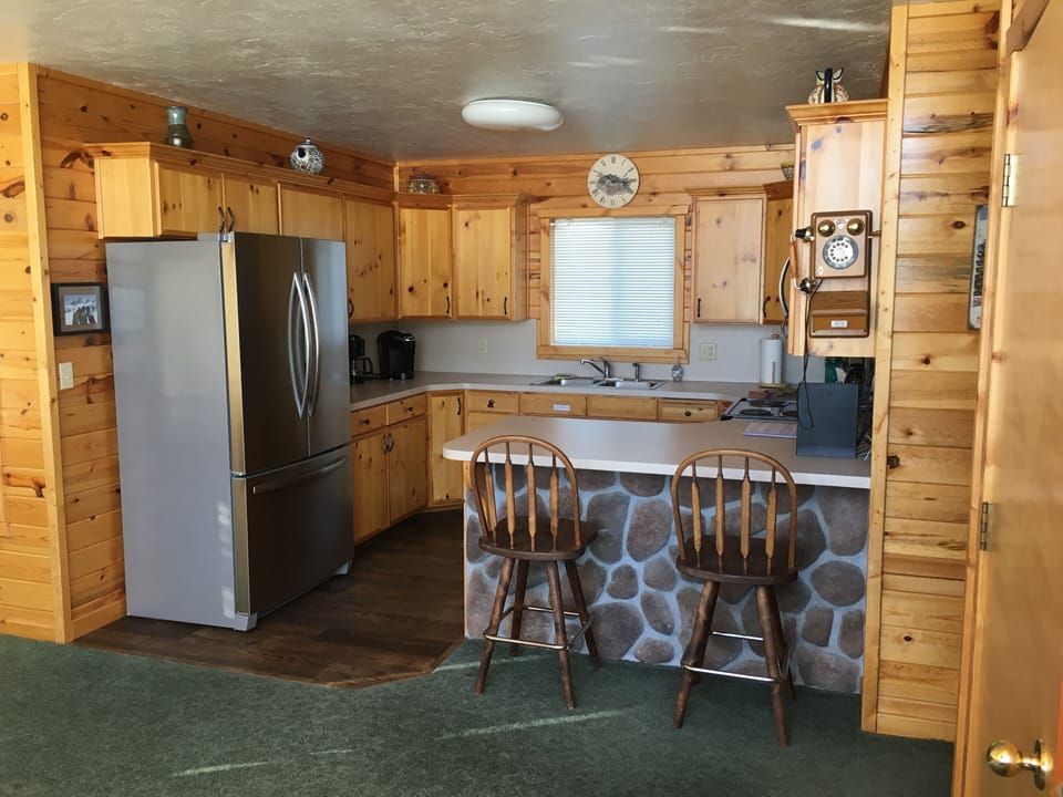 kitchen w/ breakfast bar