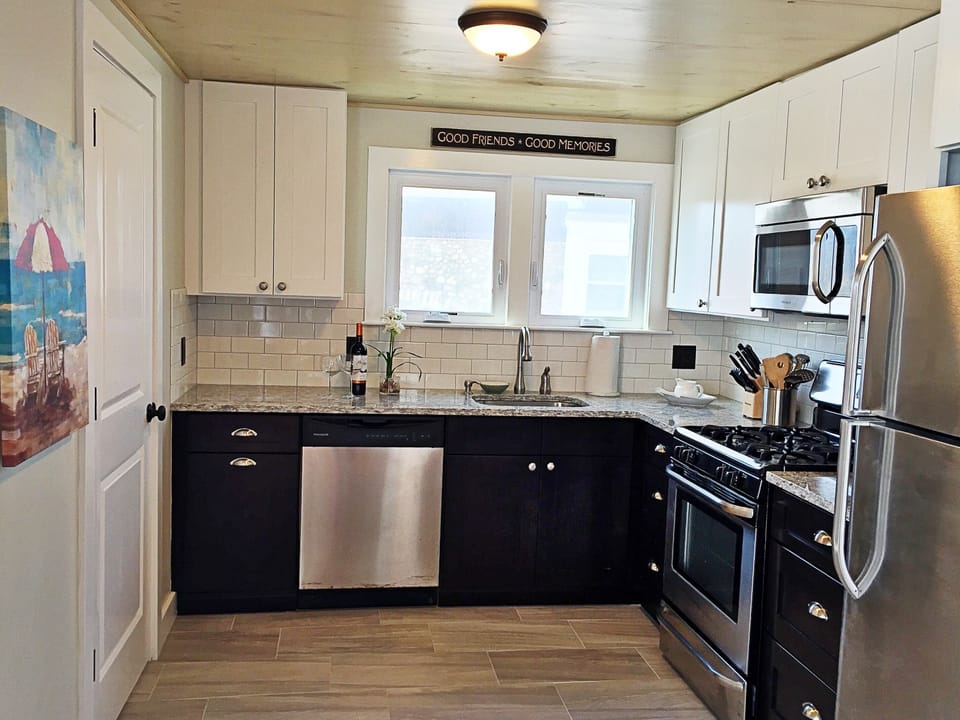 Stainless steel appliances & granite 