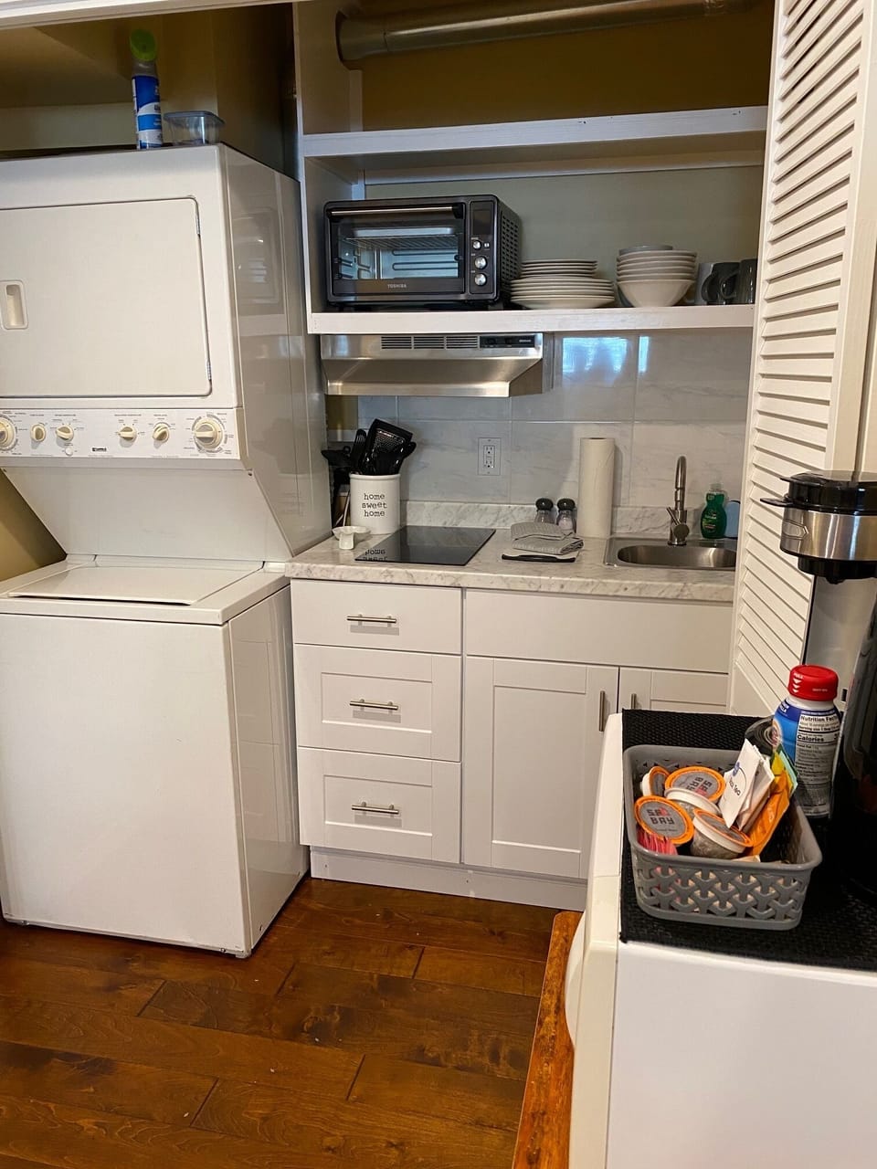 kitchenette with conduction stove, toaster oven, microwave oven and coffee 