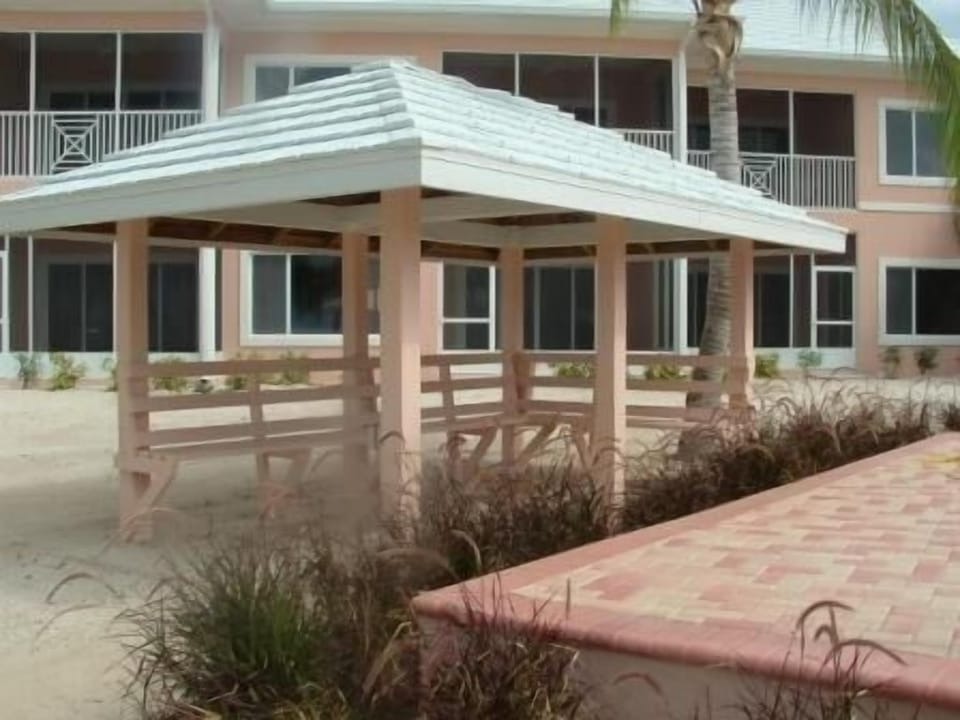Covered cabana hut for guests use...