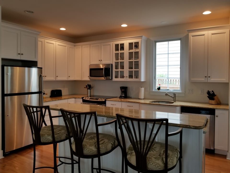 Beautiful well stocked kitchen