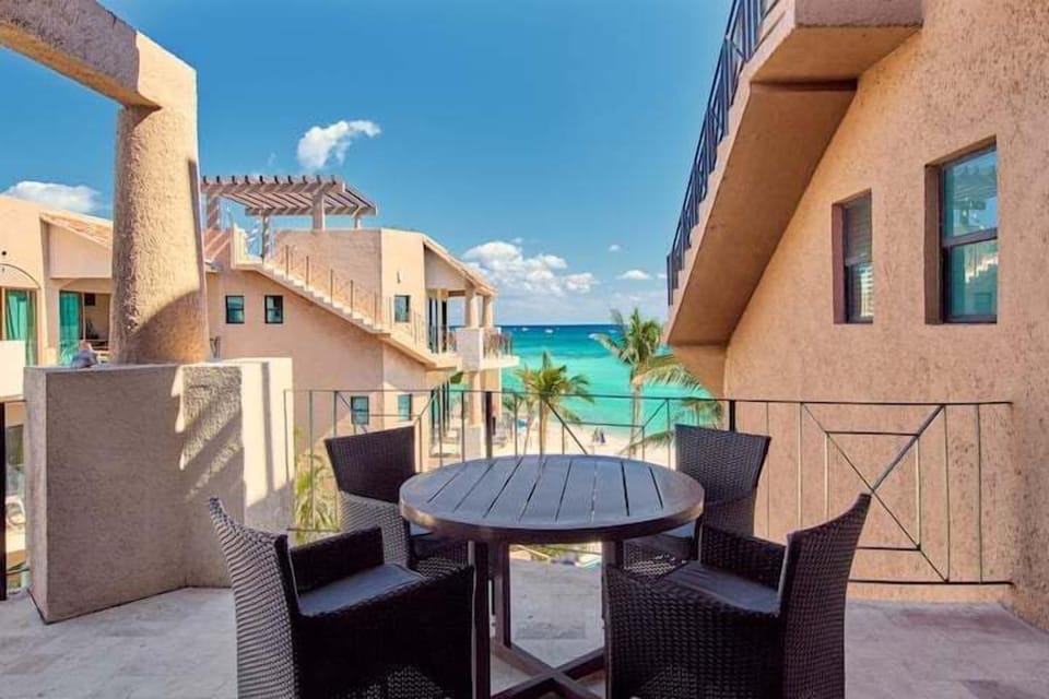 Enjoy breakfast, dinner & a splendid view!