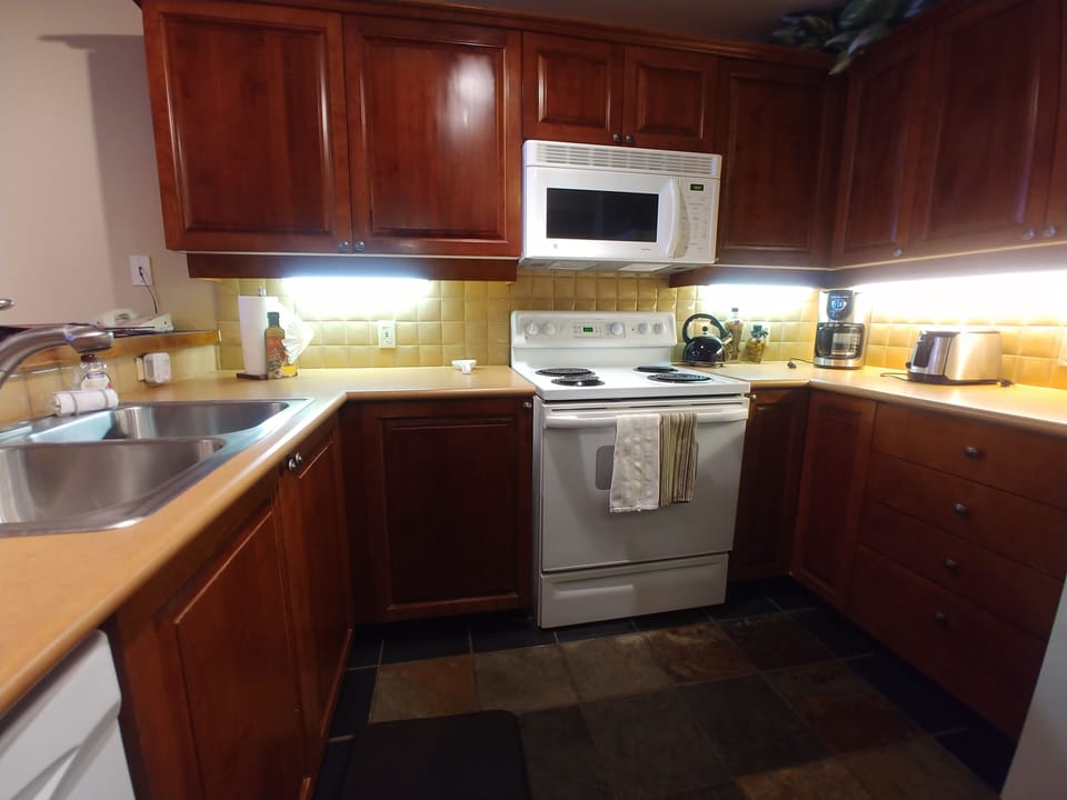 The kitchen contains everything you need to make home cooked meals!