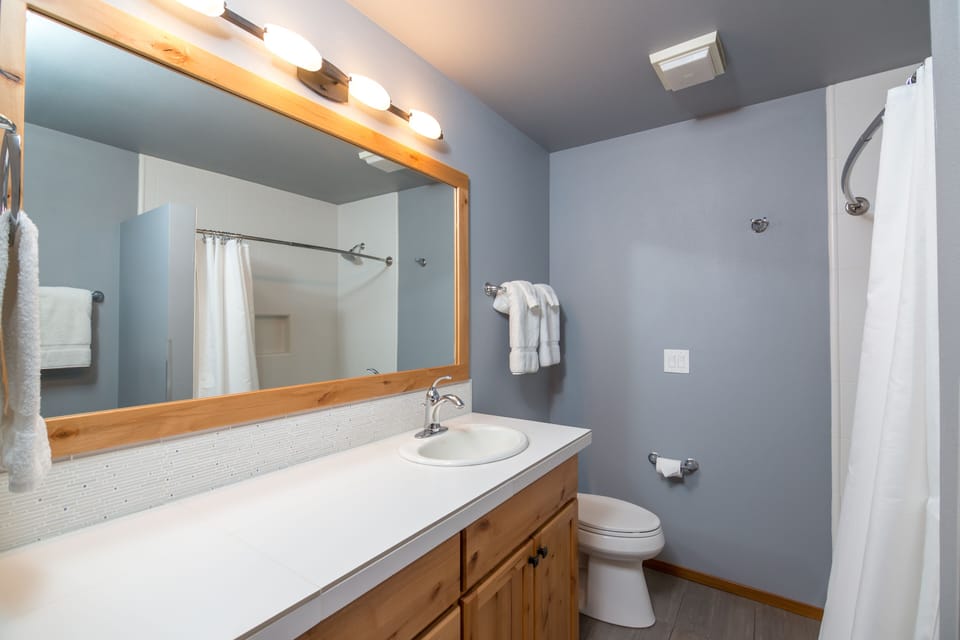 Upstairs hall bathroom with shower/tub