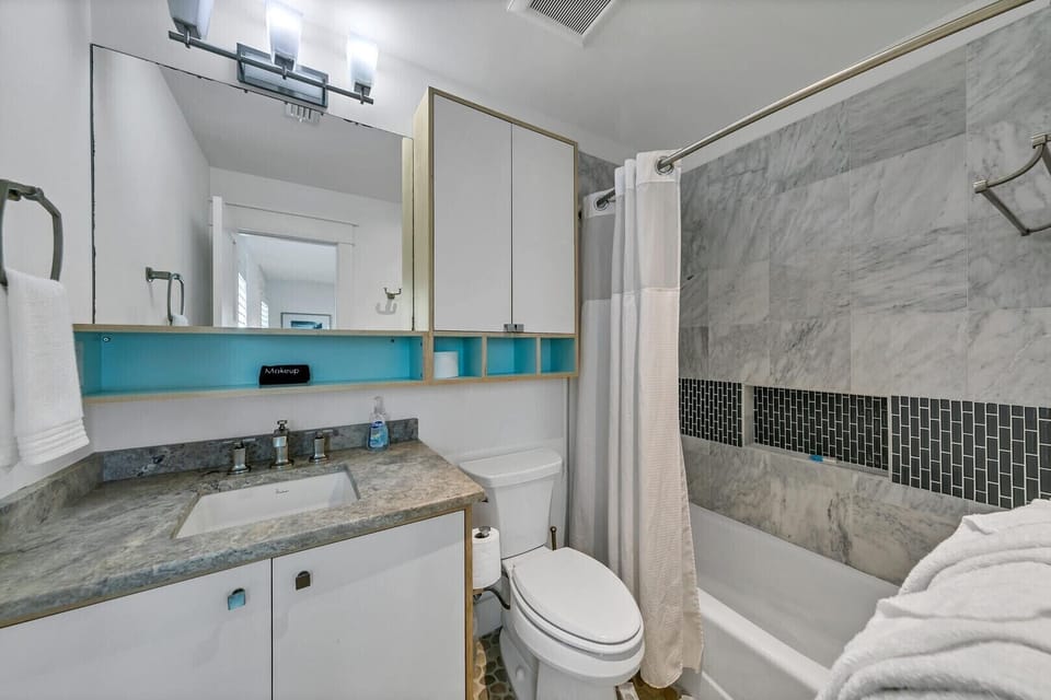 Bath for double queen room.