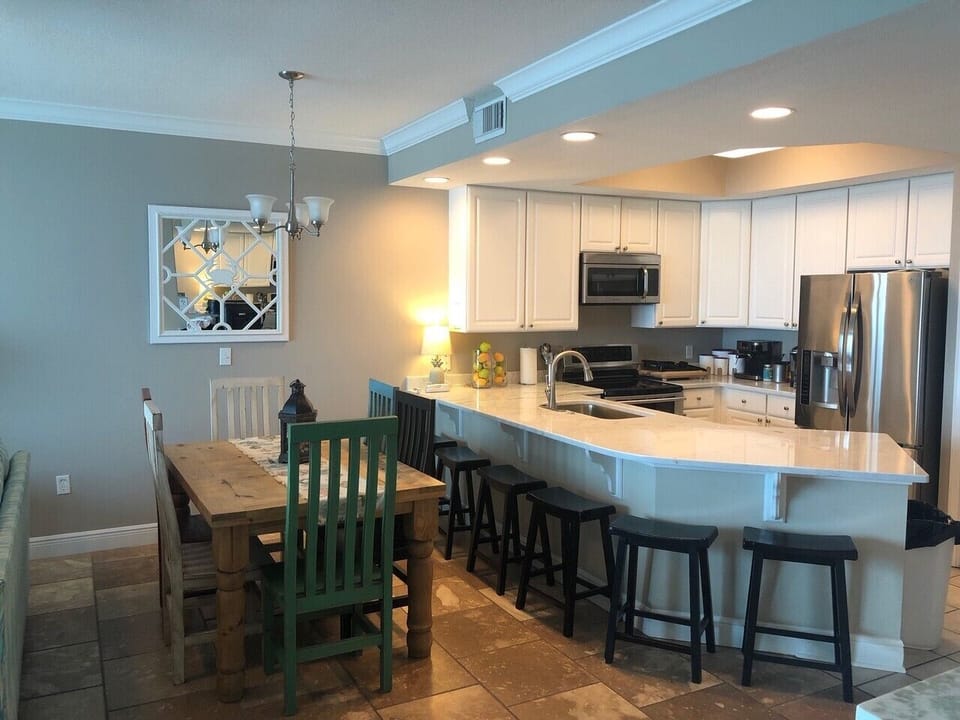 Dining & Kitchen Bar Area