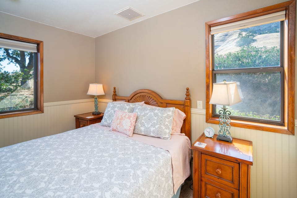 Guest - queen bed