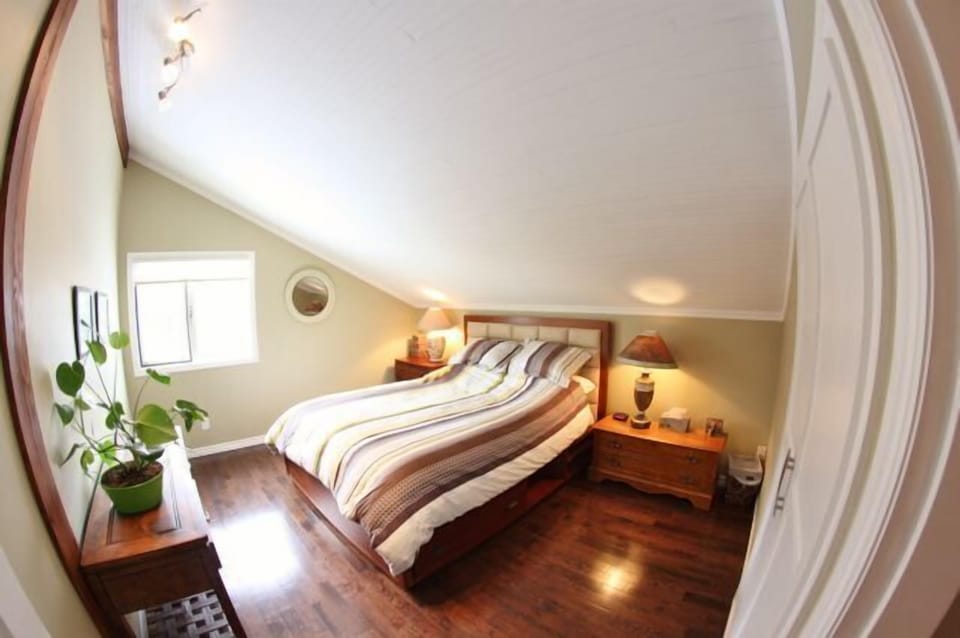 BEDROOM WITH QUEEN SIZE BED