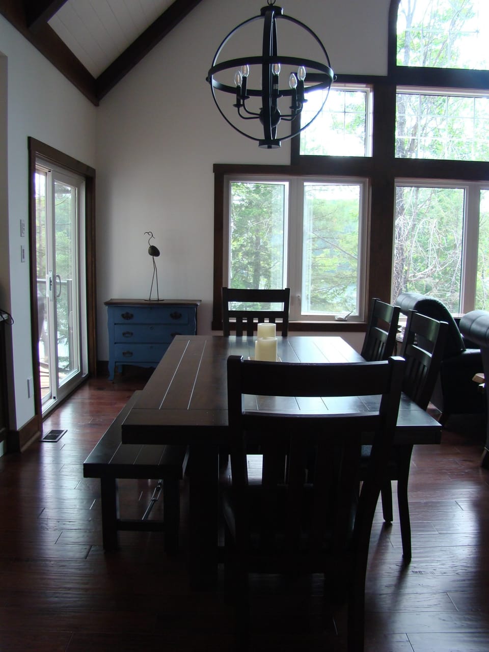 Dining table with 4 chairs and a bench seat for 2.