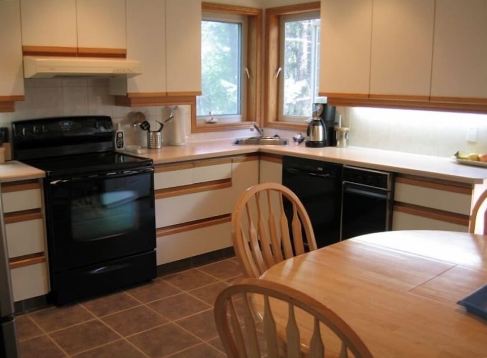eat-in kitchen, everything you could need