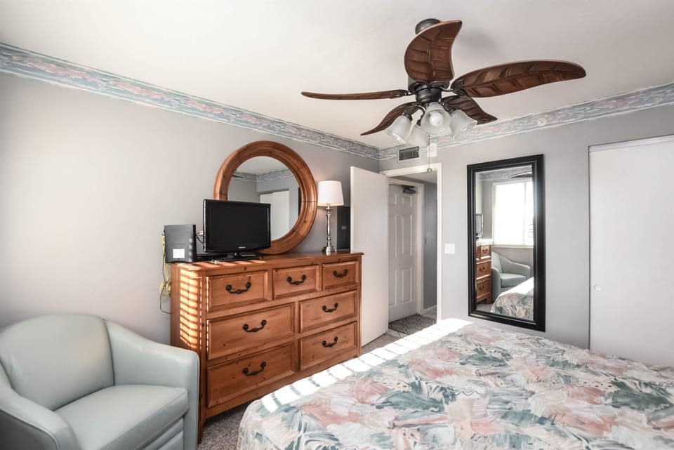 Bedroom w/ King Bed