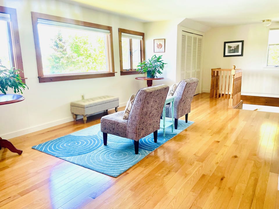 Upstairs sitting area with panoramic ocean views