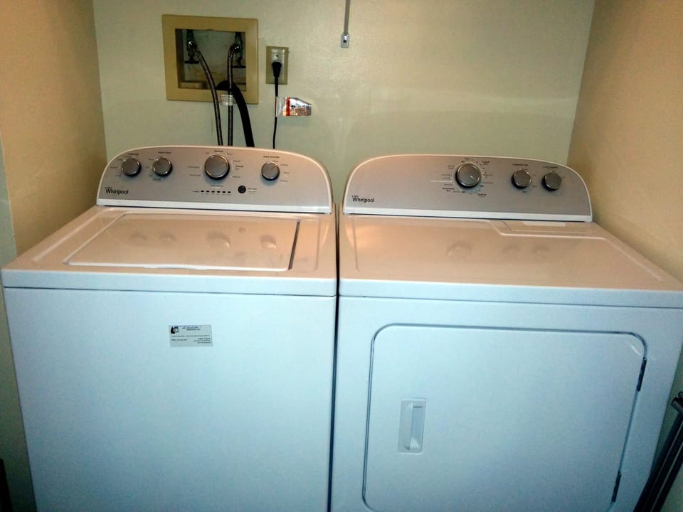 Pair of laundry washer and dryer machines