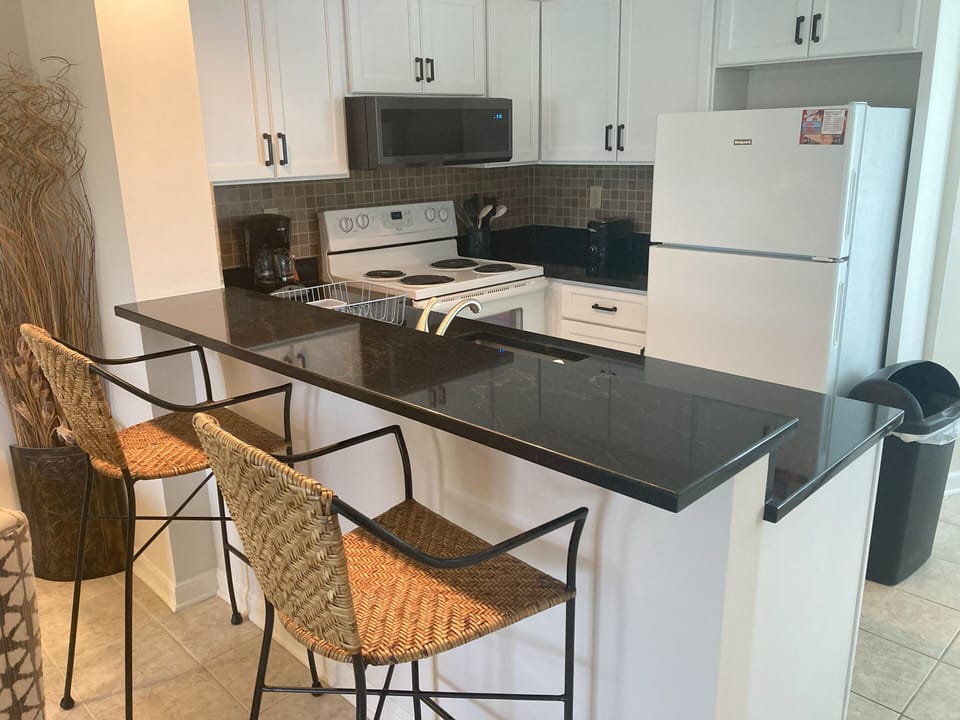 Kitchen and eat-in counter