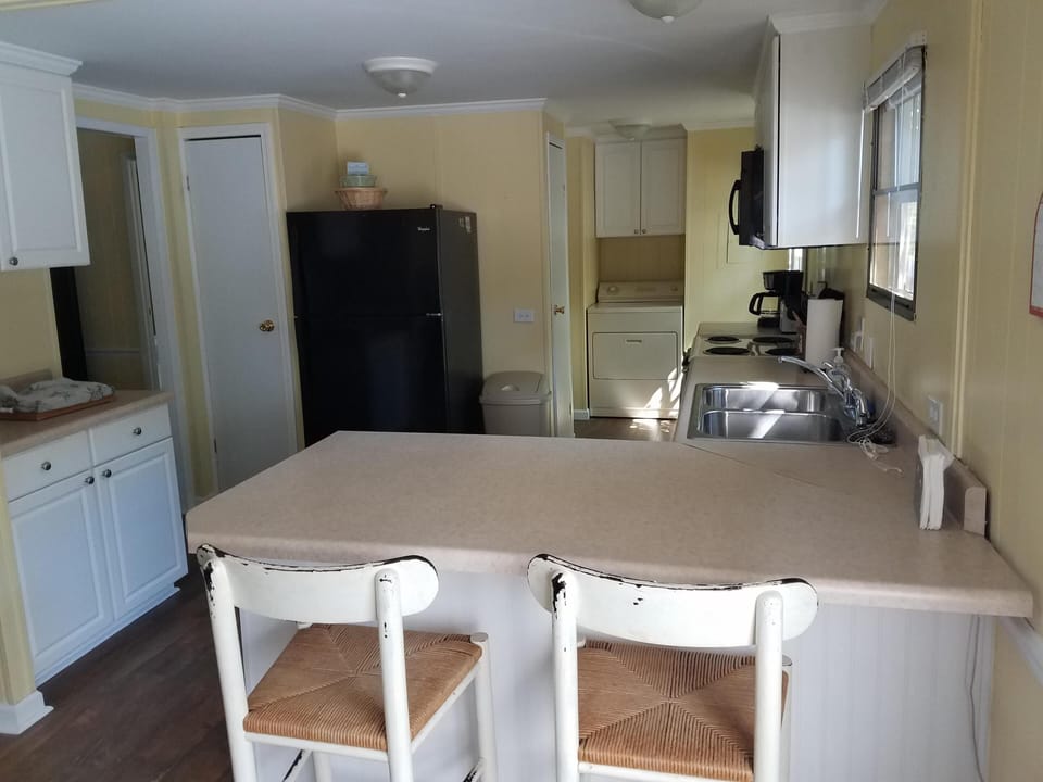 breakfast bar between kitchen and dining table.