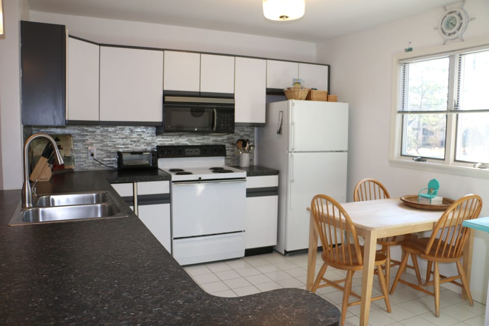 EAT IN KITCHEN