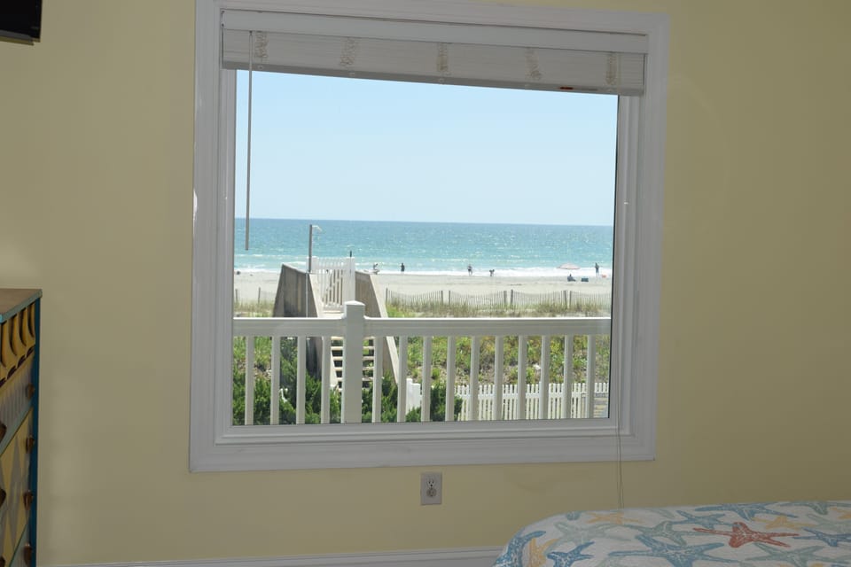Queen master bedroom downstairs, oceanfront