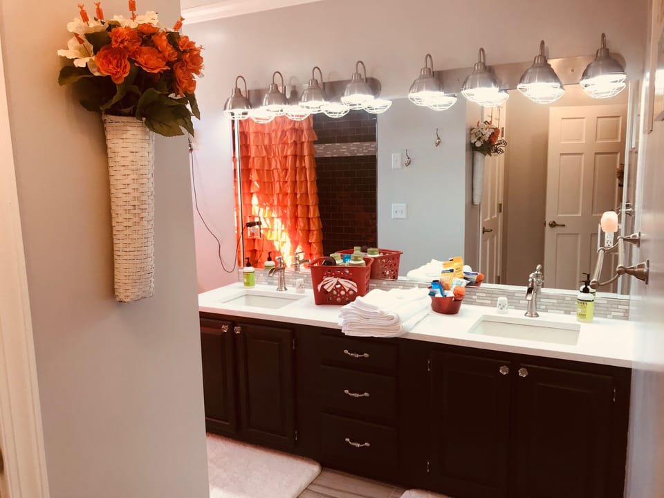 Upstairs Bathroom- double sinks, tub/shower combo