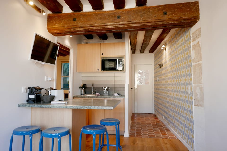 Apt. COSY4 - Latin Quarter - Paris - Kitchen offers a bar dining space